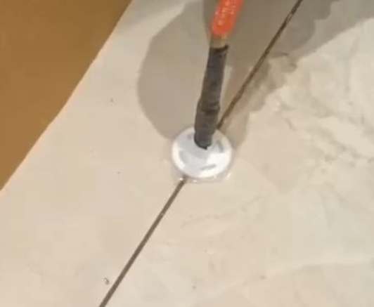长沙市瓷砖空鼓维修公司专业解答瓷砖在铺贴过程中，如果没有涂抹均匀到位的粘结材料（如水泥砂浆或瓷砖胶），可能会导致以下问题