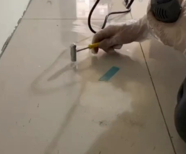 长沙市瓷砖开裂维修公司专业分享瓷砖在铺贴前如果没有沥干水分，将会导致以下问题
