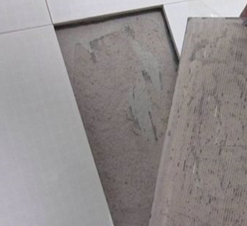长沙市瓷砖空鼓维修公司分享瓷砖铺贴时如果打浆（即涂抹在瓷砖背面和基层上的砂浆或瓷砖胶）过少，会带来以下问题